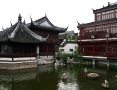  Der aus der Ming-Zeit stammende Yu-Garden ist in typischer chin. Gartenbaukunst gestaltet